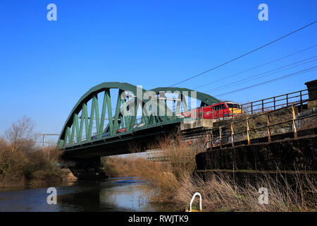 LNER train passant sur la rivière Trent Bridge, East Coast Main Line, Newark on Trent, Nottinghamshire, Angleterre, Royaume-Uni Banque D'Images