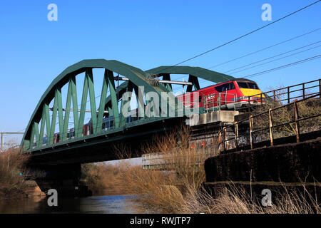 LNER train passant sur la rivière Trent Bridge, East Coast Main Line, Newark on Trent, Nottinghamshire, Angleterre, Royaume-Uni Banque D'Images