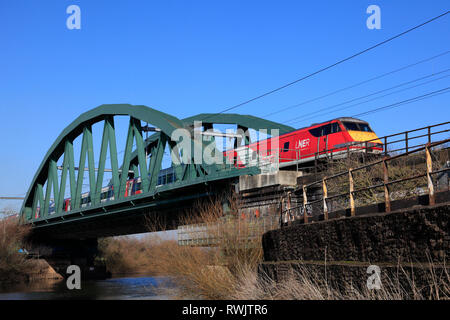 LNER train passant sur la rivière Trent Bridge, East Coast Main Line, Newark on Trent, Nottinghamshire, Angleterre, Royaume-Uni Banque D'Images