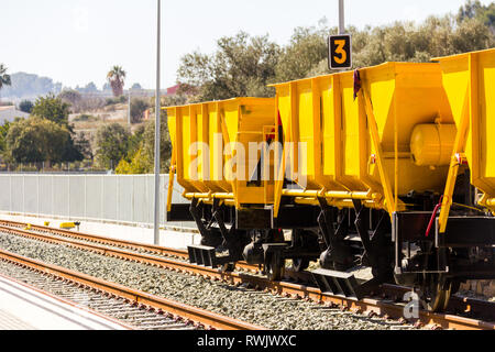 Train de ballast. Un grand cargo train jaune à la gare Banque D'Images