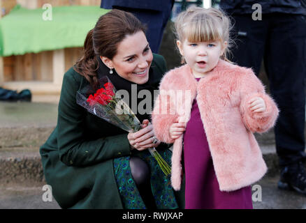 La duchesse de Cambridge reçoit une fleurs au cours d'une visite au parc Revoe dans Blackpool, où, accompagnée de son mari, le duc de Cambridge, a visité un jardin communautaire, récemment mis à jour. Banque D'Images