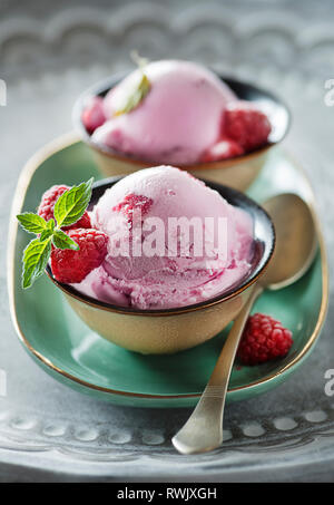 Boules de glace bio faits maison aux fruits rouges et de framboise Banque D'Images