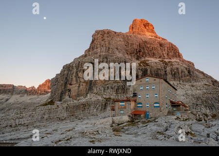 Des pics de montagne dans les Dolomites Alpes. La belle nature de l'Italie. Banque D'Images