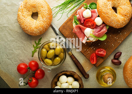 Sandwich Bagel avec prosciutto et fromage. mozzareela Alimentation saine. Banque D'Images