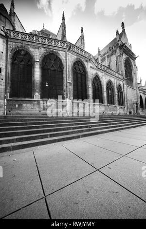 Un grand angle de vue de l'église Saint-Merry Banque D'Images