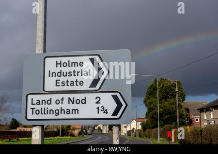 Panneau routier à la terre de Nod avec un arc-en-ciel dans l'East Yorkshire Banque D'Images