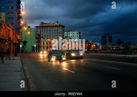 La Havane, Cuba - 10 janvier 2019 : le trafic au Malecon, La Havane, Cuba. 10 janvier 2019 Banque D'Images