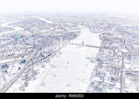 Ville d'hiver. Touche Haut vue panoramique aérienne en Saint Petersburg, Russie avec rivière gelée et distant skyline Banque D'Images