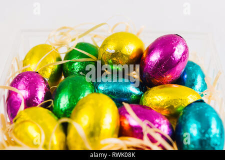 Oeufs de Pâques en chocolat avec papier brillant vue rapprochée, selective focus Banque D'Images