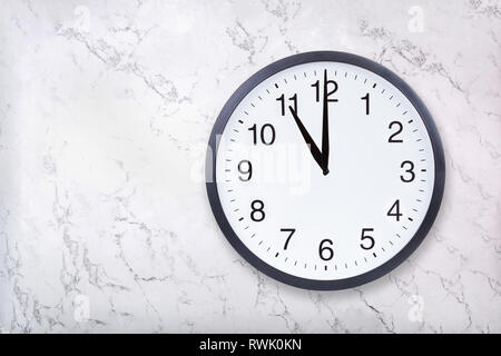 Afficher l'horloge murale 11 heures sur du marbre blanc de texture. Horloge de bureau afficher 23h00 ou 11h00 Banque D'Images