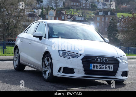 Mars 2019 - Audi A3 Saloon / berline Sport quattro en blanc sur la rue Banque D'Images