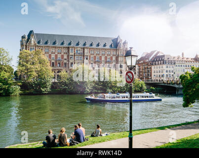 Strasbourg, France - Sep 22, 2017 : Les amis de personnes sur la rive de l'Ill un pique-nique sur une journée d'été devant le majestueux immeuble sur Quai du Maire Dietrich Banque D'Images