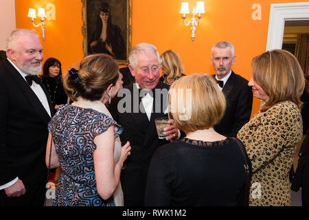 Le Prince de Galles center parle avec vous lors d'un dîner de la St Patrick à l'ambassade d'Irlande à Belgravia, à Londres. Banque D'Images