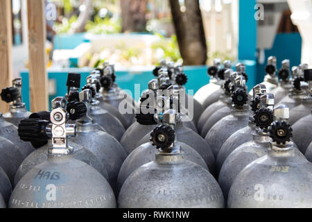 Plongée sous-marine en aluminium réservoirs remplis à l'air comprimé alignés et en attente de leur déploiement sur le magnifique récif de l'île des Caraïbes Bonaire Banque D'Images