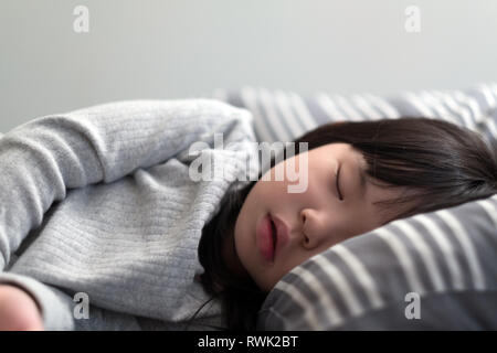 Enfant girl sleeping on bed Banque D'Images