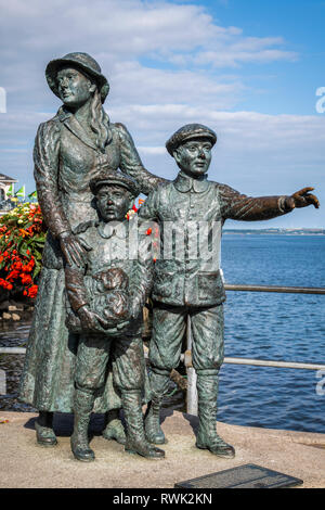 Statue d'Annie Moore, le premier immigrant irlandais aux États-Unis d'Amérique ; Cobh, dans le comté de Cork, Irlande Banque D'Images