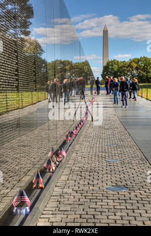 Les gens à la paroi, le Vietnam Veterans Memorial, Washington D.C., États-Unis d'Amérique Banque D'Images