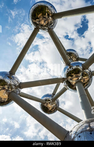 Grand art en acier inoxydable structure dans la forme d'un atome avec ciel bleu et soleil radié ; Bruxelles, Belgique Banque D'Images