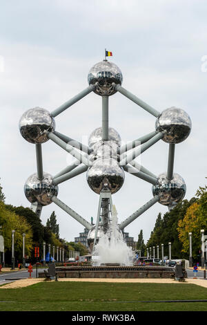 Grand art en acier inoxydable structure dans la forme d'un atome avec ciel bleu et soleil radié ; Bruxelles, Belgique Banque D'Images