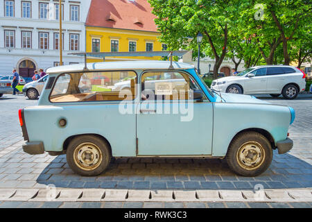 Une Trabant, l'Europe de l'est une voiture d'Époque réalisés en Allemagne de l'Est, est stationné dans une rue de Budapest, Hongrie. Banque D'Images