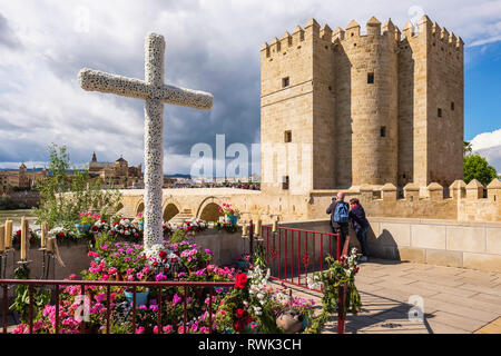 Calahorra Tower, à l'extrémité sud du pont romain d'une croix de mai dans l'avant-plan, Cordoue, Andalousie, Espagne Banque D'Images