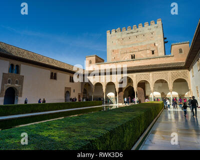 Les touristes dans la Cour des Myrtes de l'Alhambra, Granada, Espagne Banque D'Images