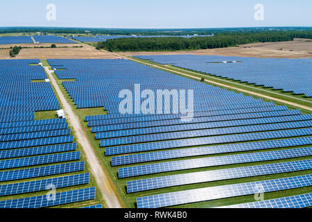 Vue aérienne de la grande ferme solaire avec panneaux reflétant la lumière du soleil, à l'ouest de Dunville ; Ontario, Canada Banque D'Images