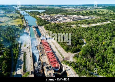 Vue aérienne de deux gros navires laker dans un système de blocage du canal ; Thorold, Ontario, Canada Banque D'Images