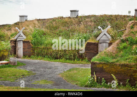 Extérieur d'une maison longue Viking recréé avec son toit de chaume caractéristique et murs en blocs de tourbe. L'Anse aux Meadows National Historic Site, L'Anse aux Meadows, Terre-Neuve, Canada Banque D'Images