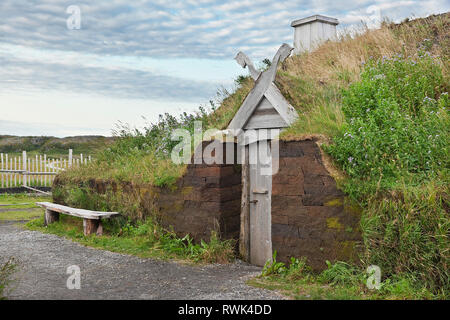 Entrée d'une maison longue recréé avec sa caractéristique Viking toit de chaume et murs en blocs de tourbe. L'Anse aux Meadows National Historic Site, L'Anse aux Meadows, Terre-Neuve, Canada Banque D'Images