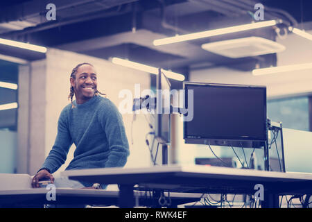 Portrait of young smiling african american male software developer sitting on Office 24 à office démarrage moderne Banque D'Images