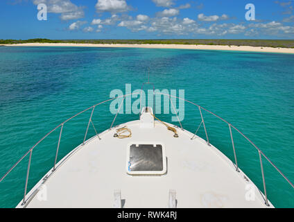 L'avant d'un yacht de croisière dans le parc national des îles Galápagos avec la plage de l'île South Plaza en arrière-plan, l'océan Pacifique, l'Equateur. Banque D'Images