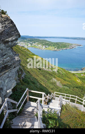 Port de Saint Antoine et de la ville de Saint Antoine comme vu de Daredevil Hill, St. Anthony, Terre-Neuve, Canada. Les étapes de l'avant-plan sont une section de la piste de Santana (a.k.a.Daredevil Trail), qui lui-même fait partie de la petite pêche sentiers à Point Banque D'Images