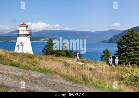 Les visiteurs sur le terrain de la Woody Point phare qui se trouve à la partie supérieure du bras de Bonne Baie et la limite nord de la ville de Woody Point, le parc national du Gros-Morne, à Terre-Neuve, Canada Banque D'Images