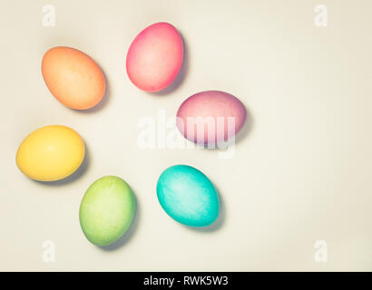 Les oeufs de Pâques colorés avec un arrière-plan vintage effet tonifiant. Banque D'Images