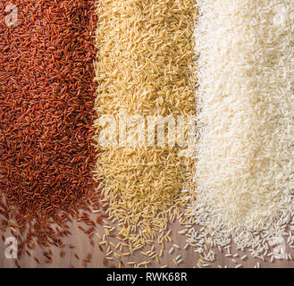 Gros plan d'une variété de riz à grain long, rouge, brun et blanc. Banque D'Images