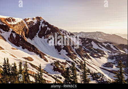 Dans le crépuscule dans les montagnes à Snowbird Ski and Summer Resort, Little Cottonwood Canyon, Utah. Banque D'Images