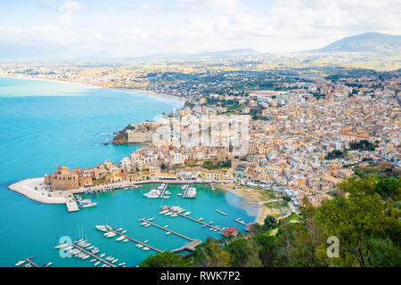 Vue Aérienne Vue panoramique de la ville de Castellammare del Golfo, Trapani, Sicile, Italie Banque D'Images