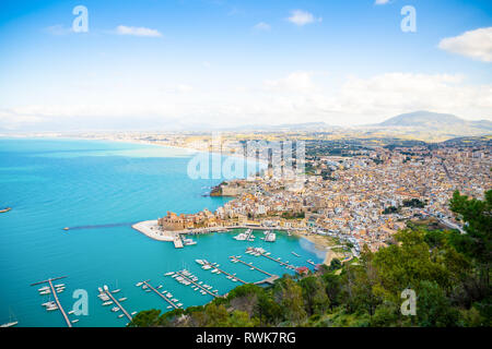 Vue Aérienne Vue panoramique de la ville de Castellammare del Golfo, Trapani, Sicile, Italie Banque D'Images