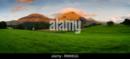 Coucher du soleil sur les montagnes, Lake District, UK Banque D'Images