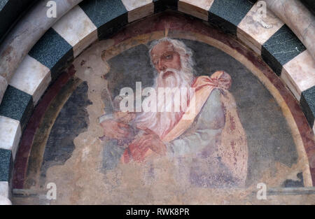 La lunette de l'une des portes latérales représentant Aaron, détail de la façade de l'église de Santa Maria Novella à Florence, Italie Banque D'Images