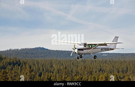 Un petit Cessna Aircraft et pratiques des atterrissages sur une piste dans la chaîne des Cascades, de l'Oregon Banque D'Images