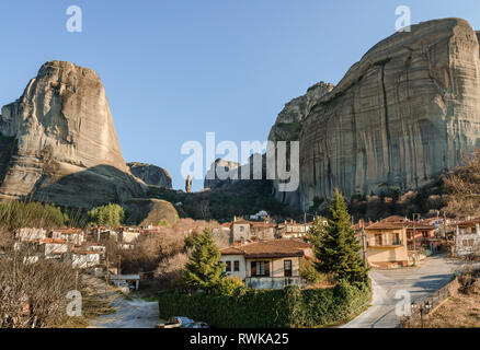Vue sur le village de Kastraki traditionnel et la formation rocheuse des météores, en Grèce centrale. Banque D'Images