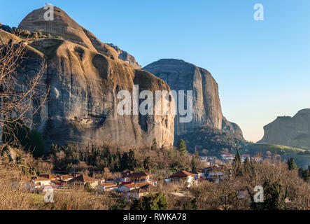 Vue sur le village de Kastraki traditionnel et la formation rocheuse des météores, en Grèce centrale. Banque D'Images
