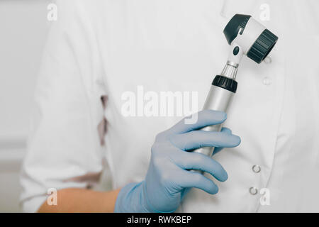 Dermatoscope avec dermatologue, close-up la main avec dermatoscope Banque D'Images