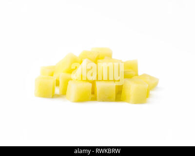 Tas de dés de pommes de terre crues isolé sur fond blanc. Pommes de terre non cuites pile cube. Isolé sur blanc avec chemin de détourage. Banque D'Images
