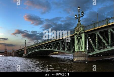 Coucher de soleil sur le pont de la Trinité à Saint-Pétersbourg, Russie Banque D'Images