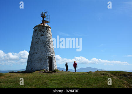 Bach Twr balise sur l'île Llanddwyn au large de la côte d'Anglesey, qui a été construit au début des années 1800. La tour fait face à des montagnes de Snowdonia. Banque D'Images