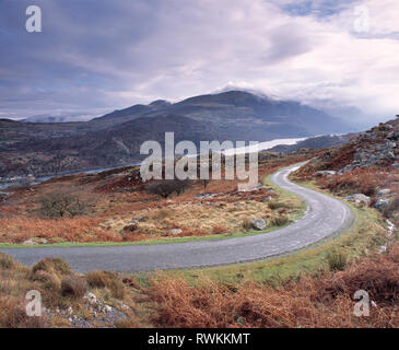 United Kingdom. Le Pays de Galles. Snowdonia. Gwynedd. Près de Llanberis. Route de montagne. Banque D'Images