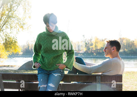 Couple à la triste sur le banc de parc, Strandbad, Mannheim, Allemagne Banque D'Images